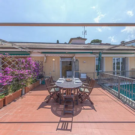 Attico Con Terrazza Vista Da Sogno شقة
